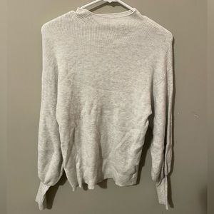 Light gray/white sweater